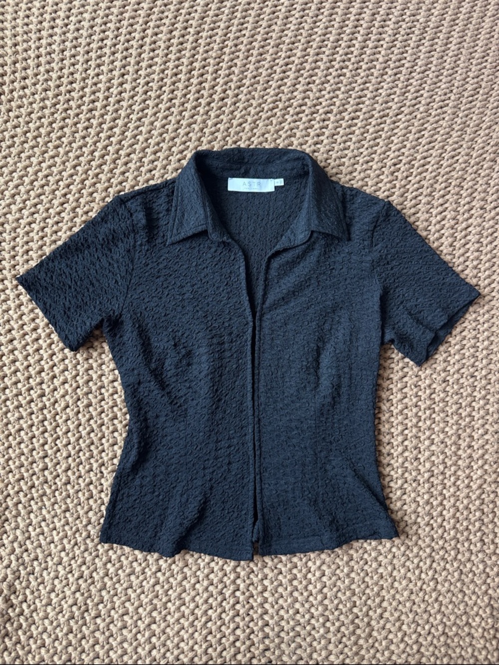 ASTR THE LABEL Puckered Short Sleeve Top in Black Women’s Size S